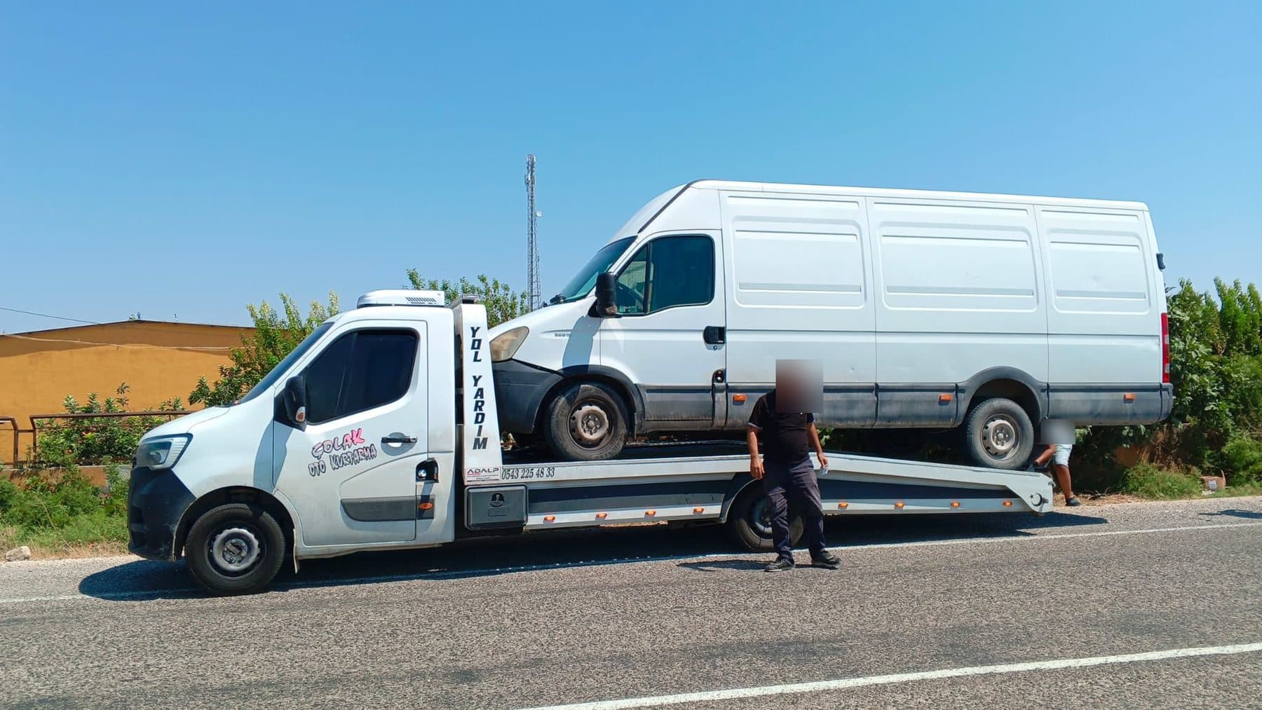 Kasasında büyük beyaz panelvan taşıyan Çolak Oto Kurtarma çekicisi