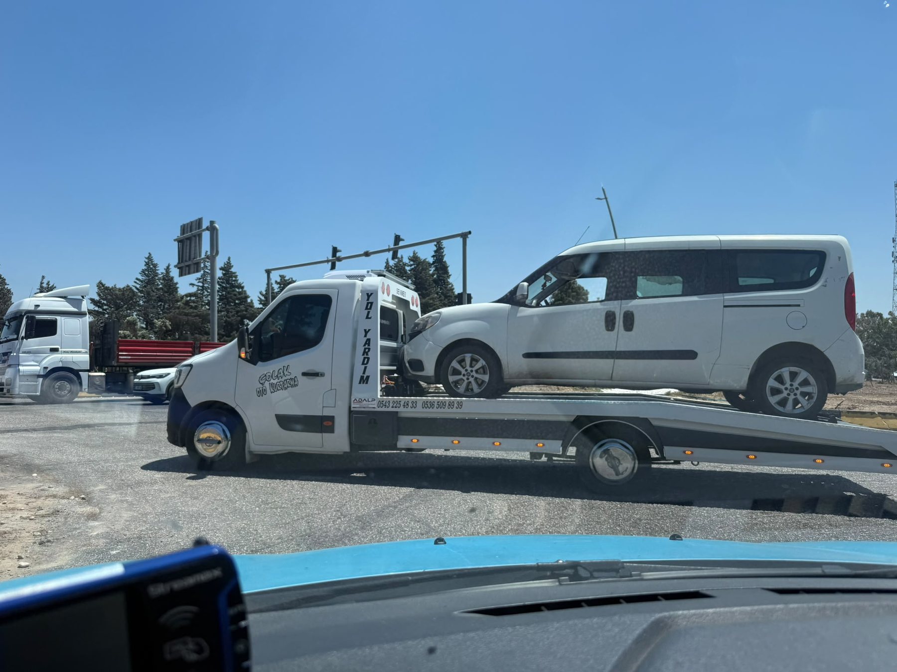 Kavşakta kasasında hafif ticari araç taşıyan Çolak Oto Kurtarma çekicisi