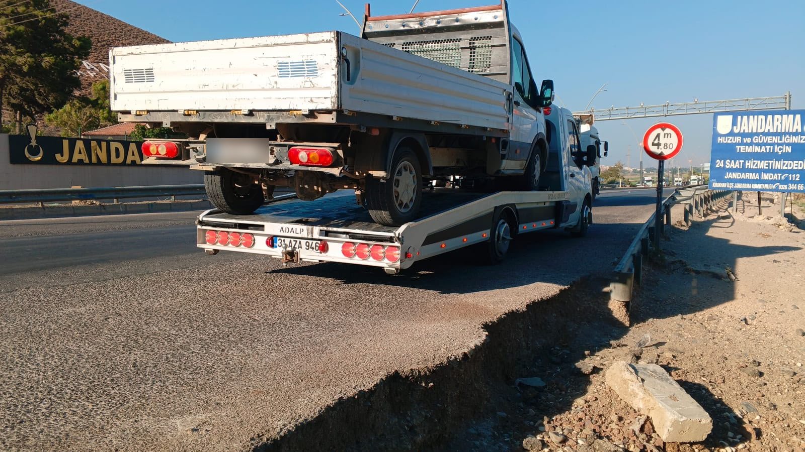 Kırıkhan yolunda kasasında kamyonet taşıyan Çolak Oto Kurtarma çekicisi