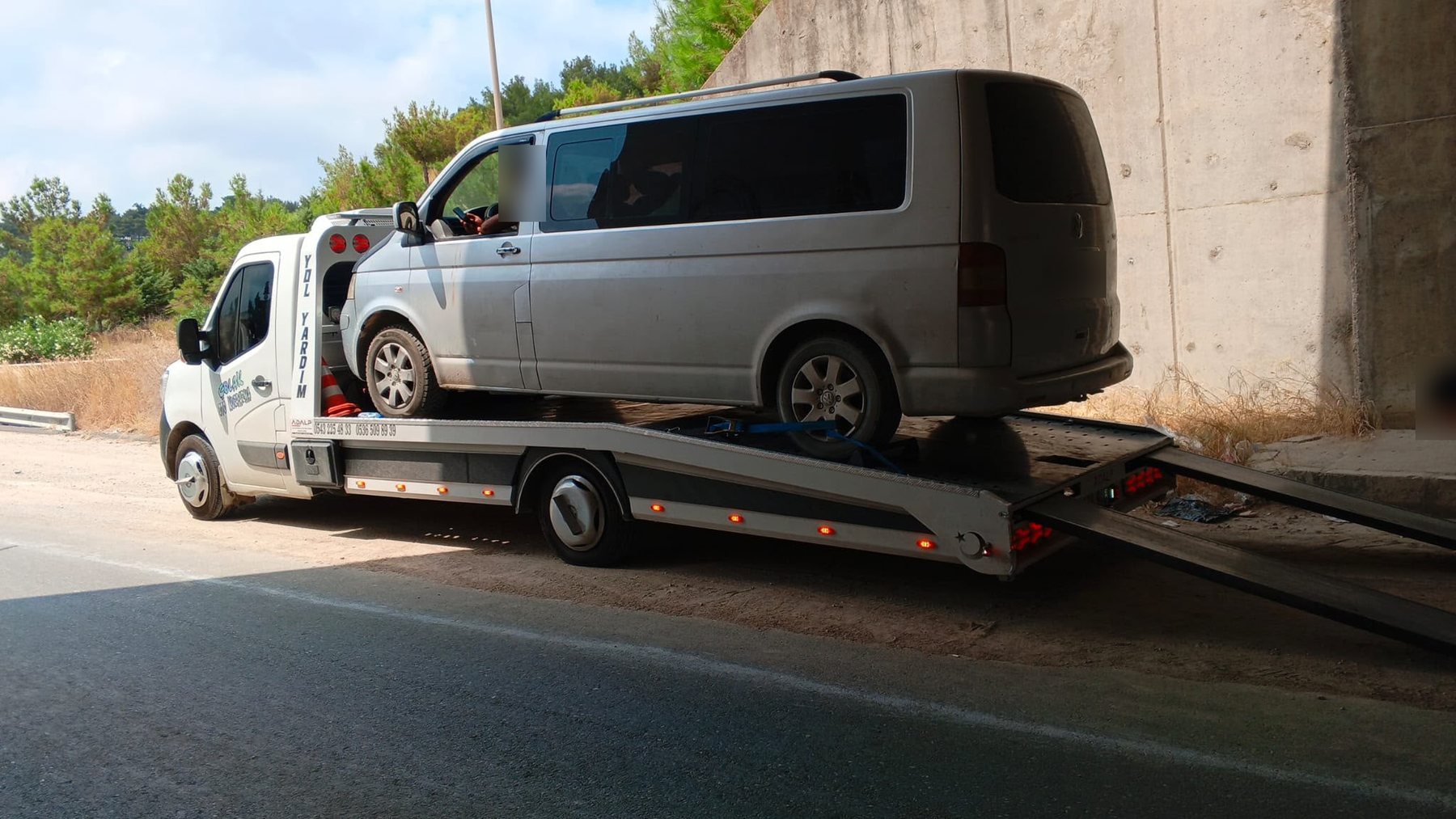 Rampası indirilmiş Çolak Oto Kurtarma çekicisi kasasına minibüs yüklenirken