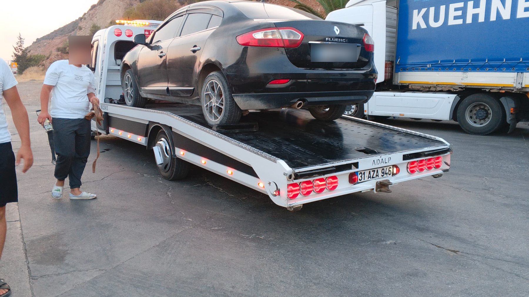 Akşamüstü kasasına siyah sedan yüklenen Çolak Oto Kurtarma çekicisi