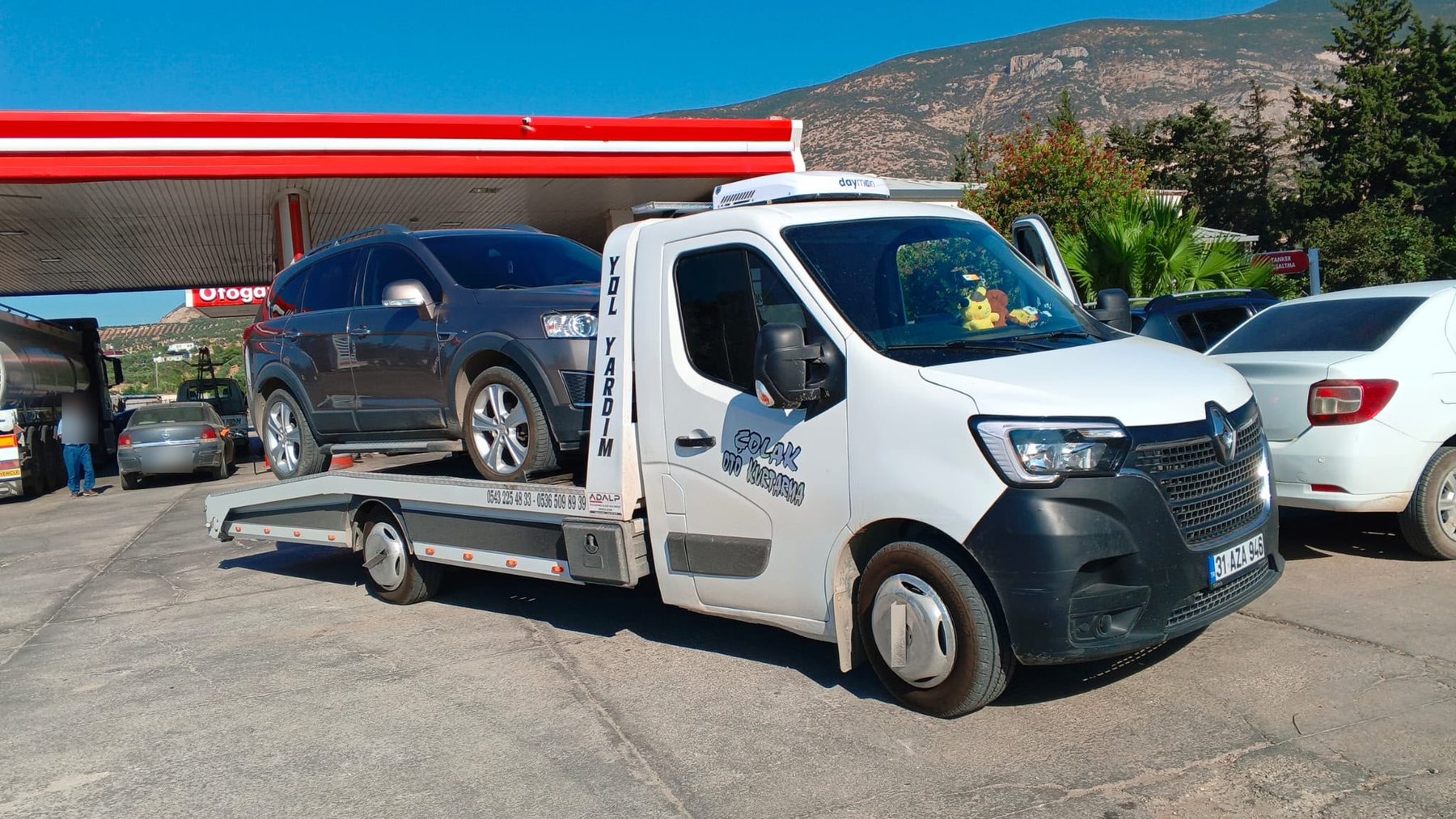 Akaryakıt istasyonunda kasasında SUV taşıyan Çolak Oto Kurtarma çekicisi